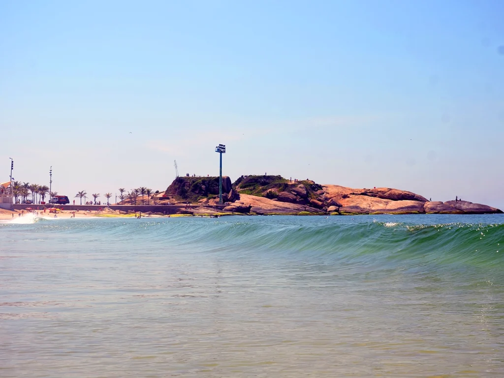 Pedra Do Arpoador desde la playa