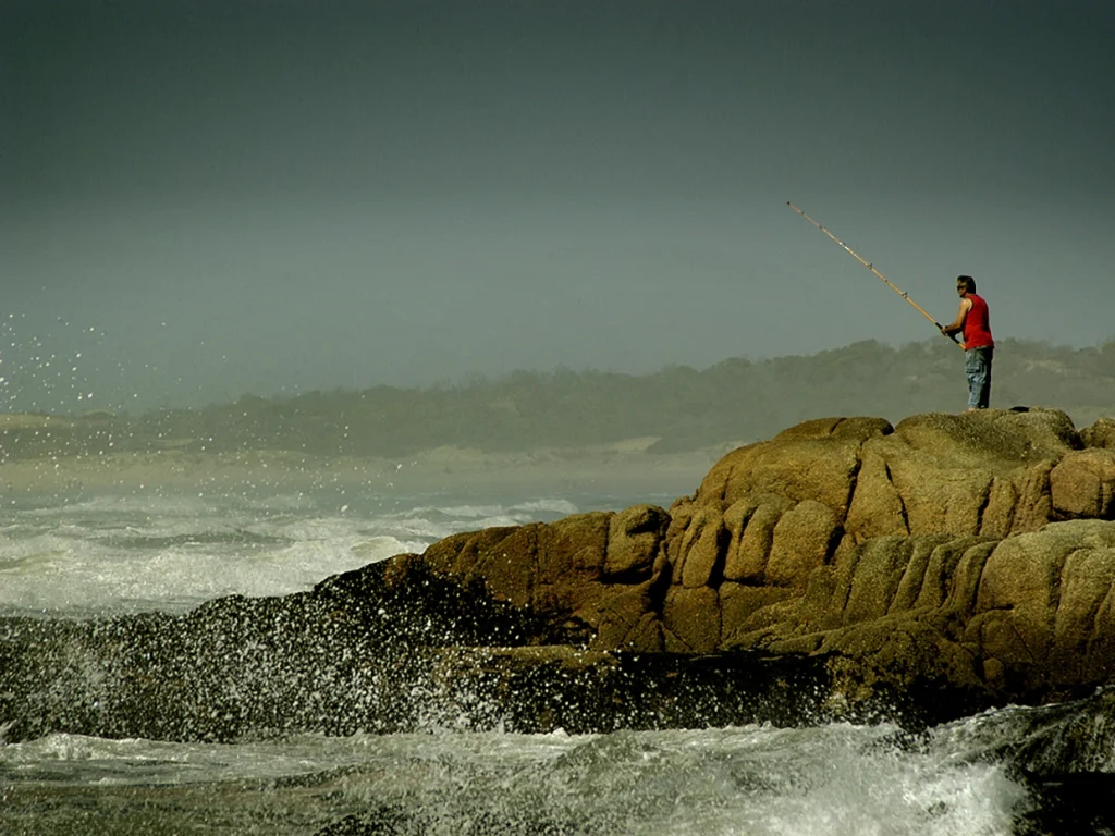 Pescando en Punta del Diablo