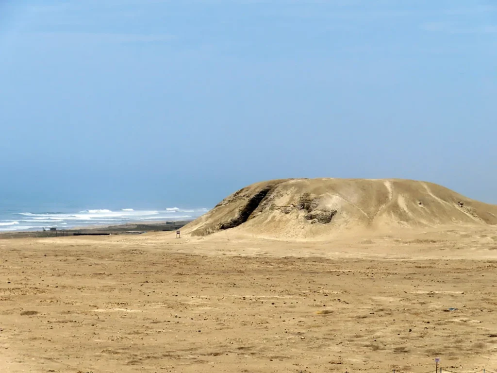 Huaca cortada en complejo arqueologico El Brujo