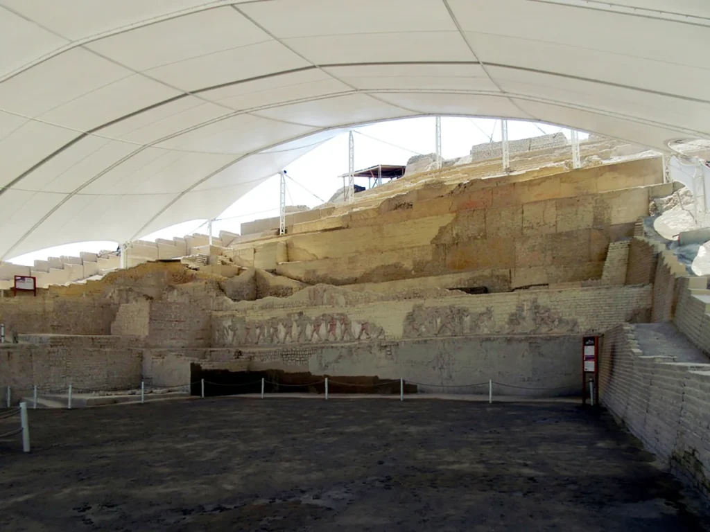 Plaza ceremonial en Huaca cao Viejo